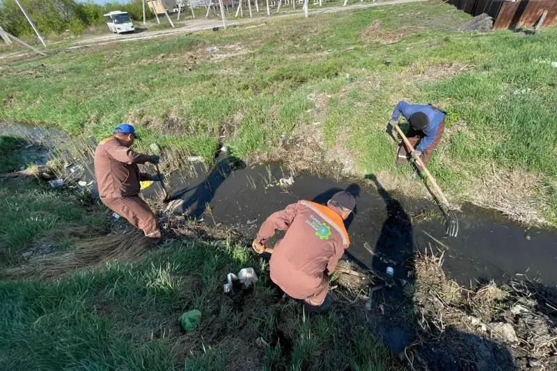 Ливневую канализацию очищают в столице