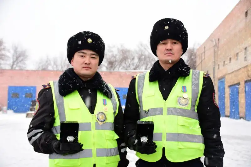 Полицейских, спасших девушку от суицида, наградили в Караганде