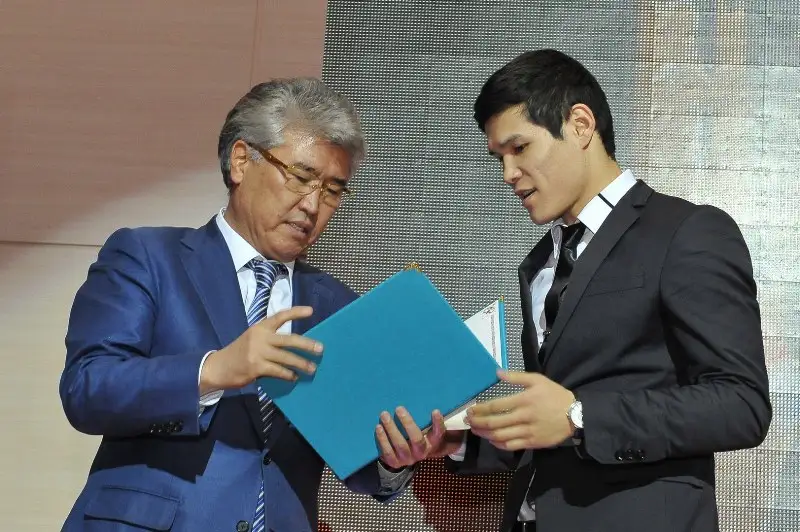 спортсменов 