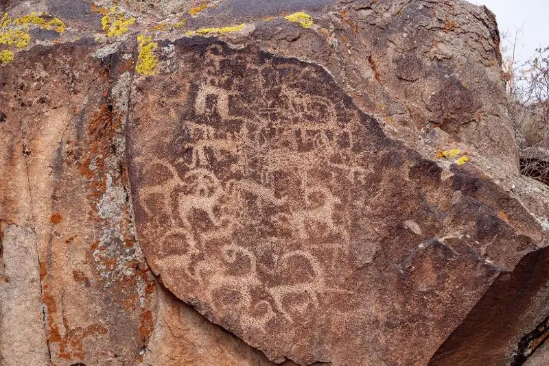 Более трех тысяч петроглифов найдены в горах Архарлы в Алматинской области