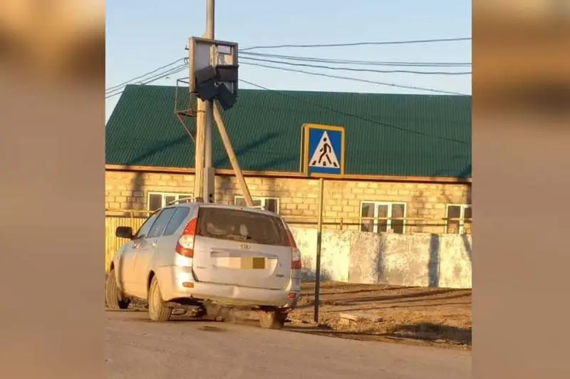 Водитель «Lada» врезался в столб и скрылся с места ДТП в Атырау