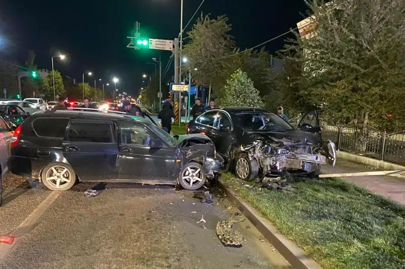 Atyraýda úsh kóliktiń soqtyǵysýy: Polıtsııa resmı aqparat taratty