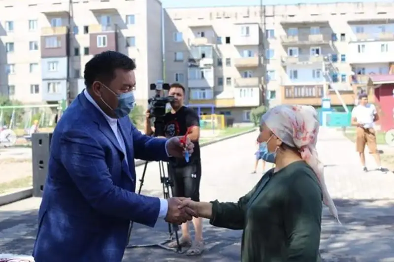 30 семей получили ключи от квартир в Есике