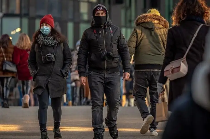 Вариант COVID-19 «омикрон»: отделяем факты от мифов