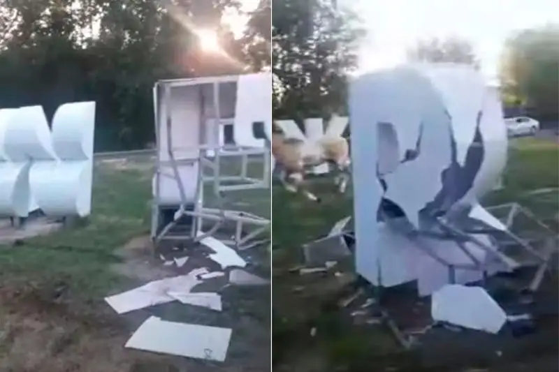Водитель сбил надпись WELCOME TO BURABAI у въезда на курорт