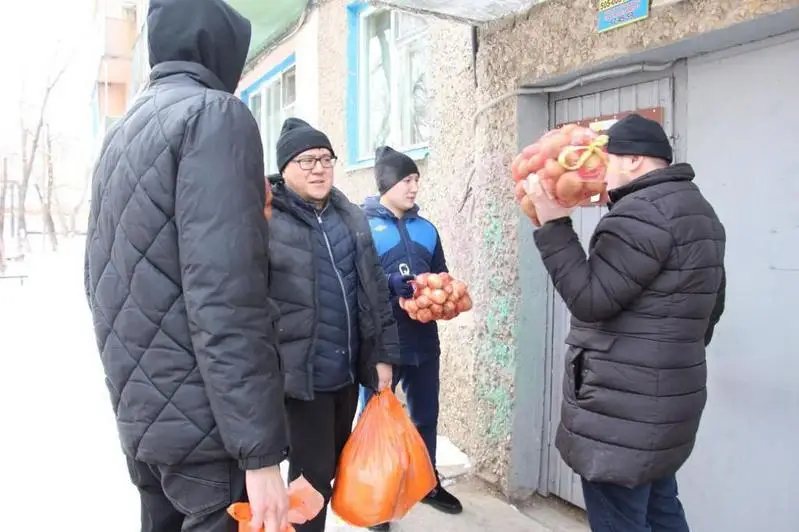 Волонтёры обеспечили продуктами 10 карагандинских семей