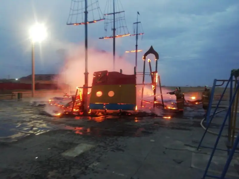В Атырауской области сгорела детская игровая площадка