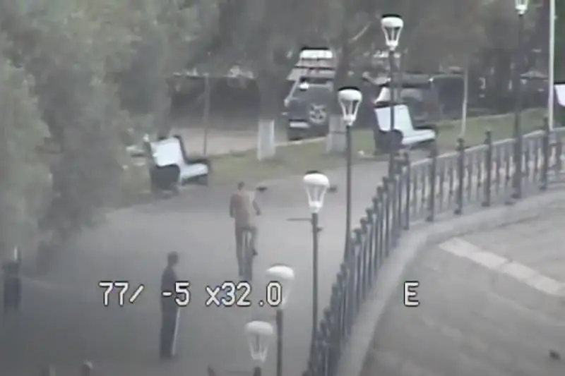 Голый мужчина катался на велосипеде по набережной в столице