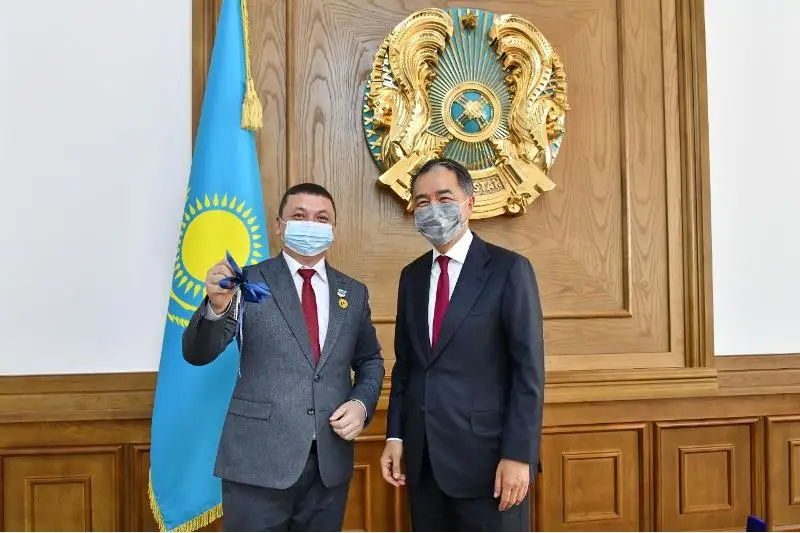 Квартира, автомобиль, денежные призы - лучших учителей наградили в Алматы