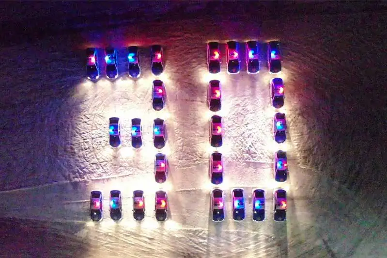 Цифру «30» составили из машин полицейские СКО