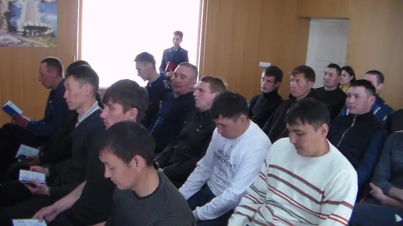 В Павлодарской области осужденных колонии-поселения трудоустраивают дорожными рабочими