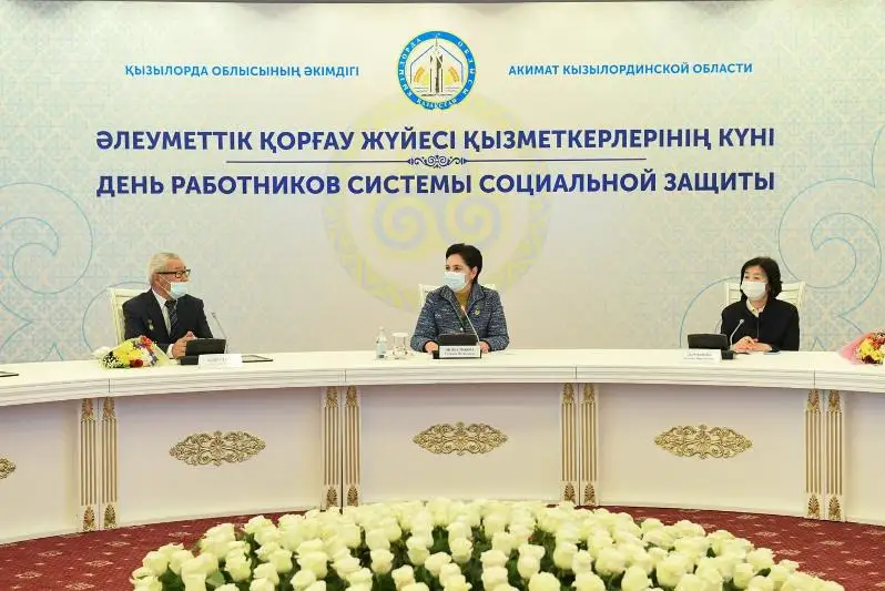 Gúlshara Ábdiqalyqova áleýmettik sala qyzmetkerlerimen kezdesti