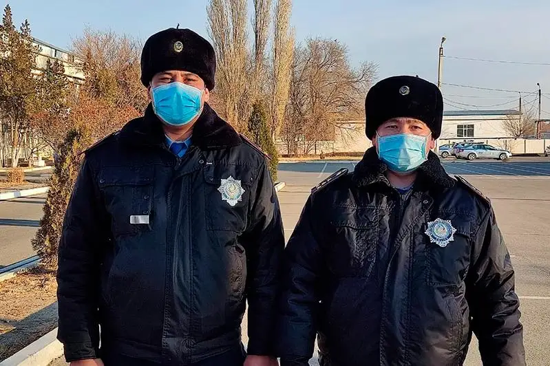 Tarazdyq polıtseıler kópirden sekirmek bolǵan qyzdy qutqaryp qaldy