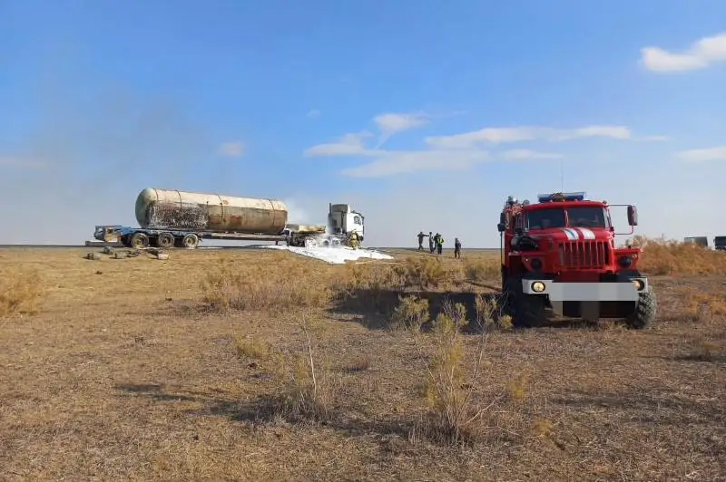 В Атырауской области горел «МАЗ» с газовой цистерной