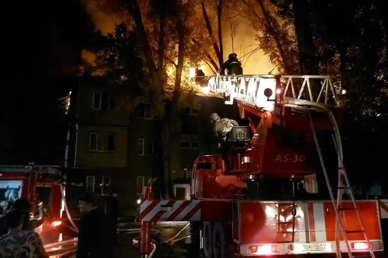20 человек эвакуировали из-за пожара в жилом доме в Алматы