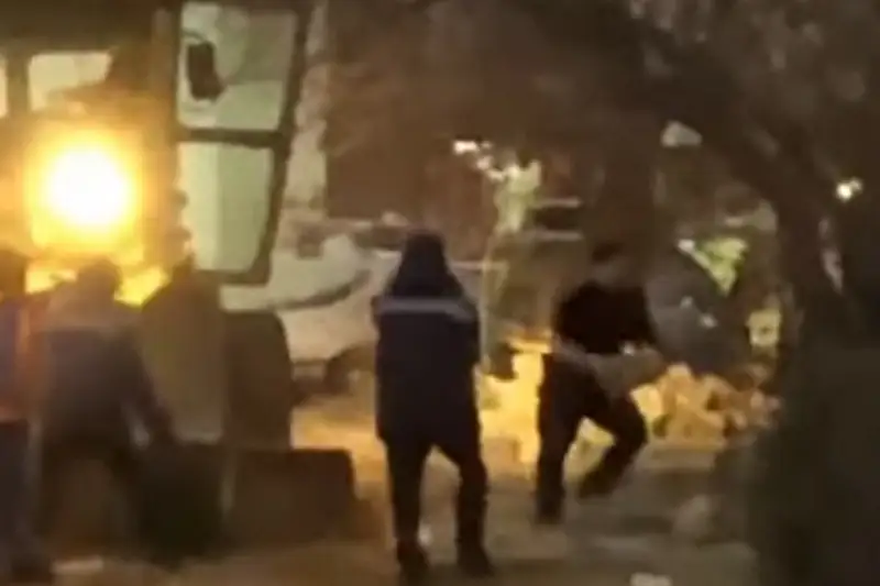 Агрессивный мужчина набросился на дорожных рабочих в Актау