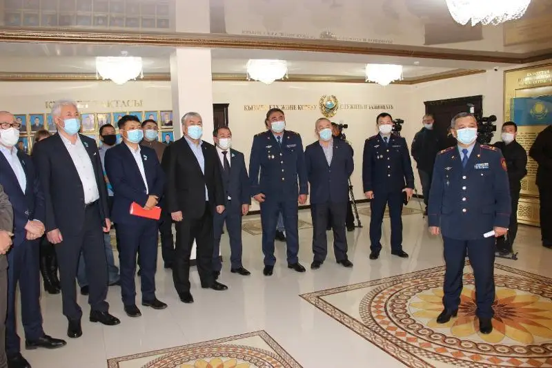 Aqtóbede polıtsııa qyzmetkerleriniń sany qysqaryp, jalaqysy ósti