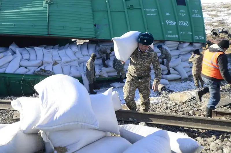 Военные помогают на месте происшествия с грузовым поездом в Карагандинской области
