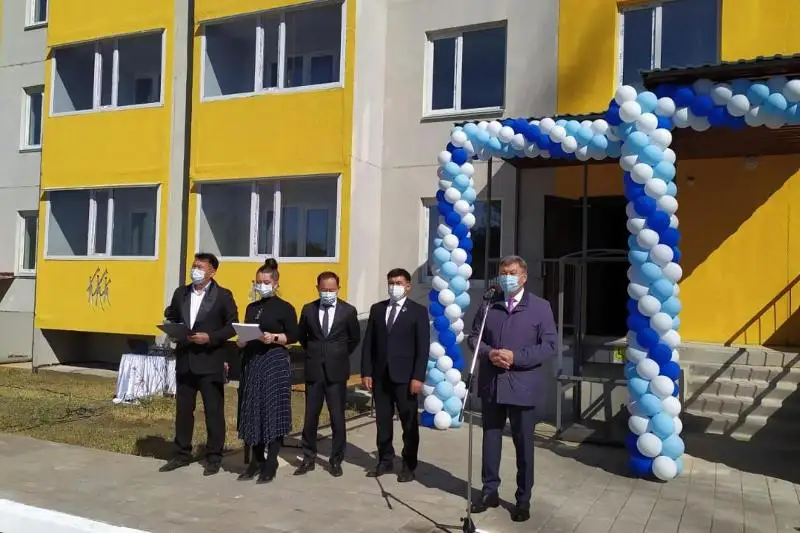 Ко Дню семьи 37 очередников получили ключи от квартир в Абайском районе