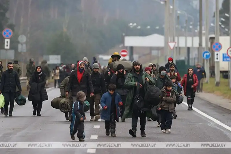 На границе Беларуси и Польши: беженцы из лагеря у КПП перемещаются в логистический центр