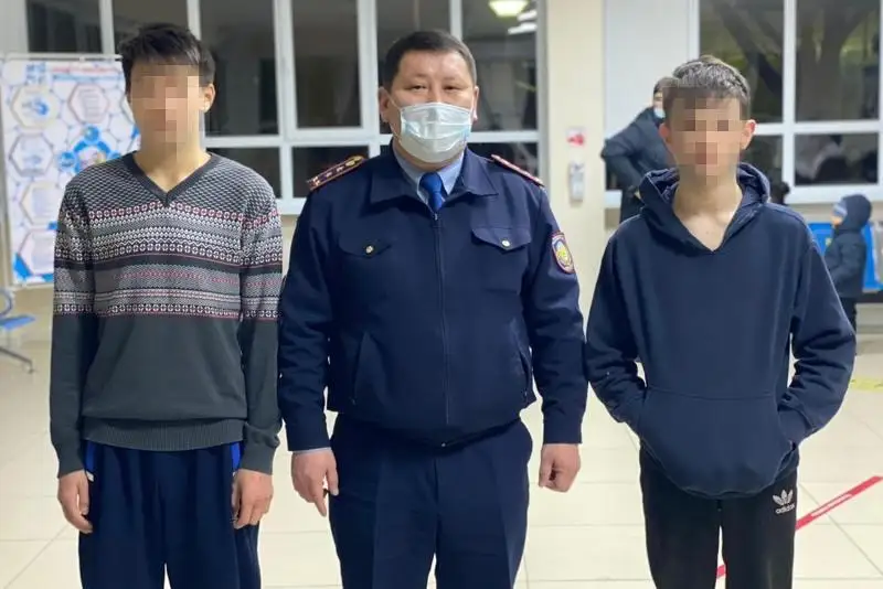 Жайық өзеніне түсіп кеткен екі жасөспірімді атыраулық полицей құтқарды