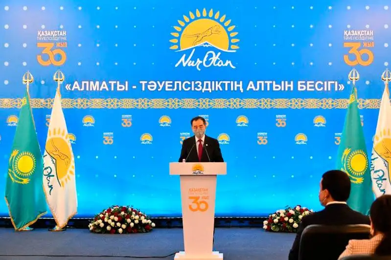 Аким Алматы вручил награды нуротановцам в канун 30-летия Независимости