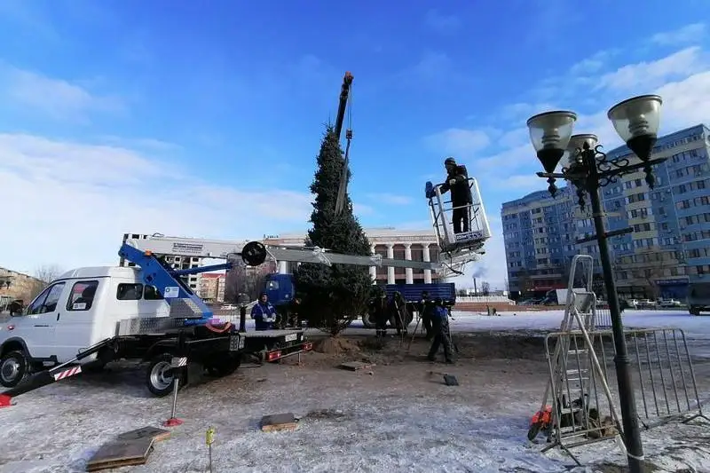 Прошлогодние елки и гирлянды используют для украшения Атырау