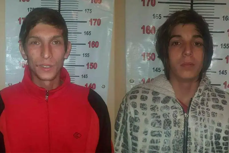 Almatyda aǵaıyndy eki jigit kóshede ketip bara jatqan áıeldi tonaǵan