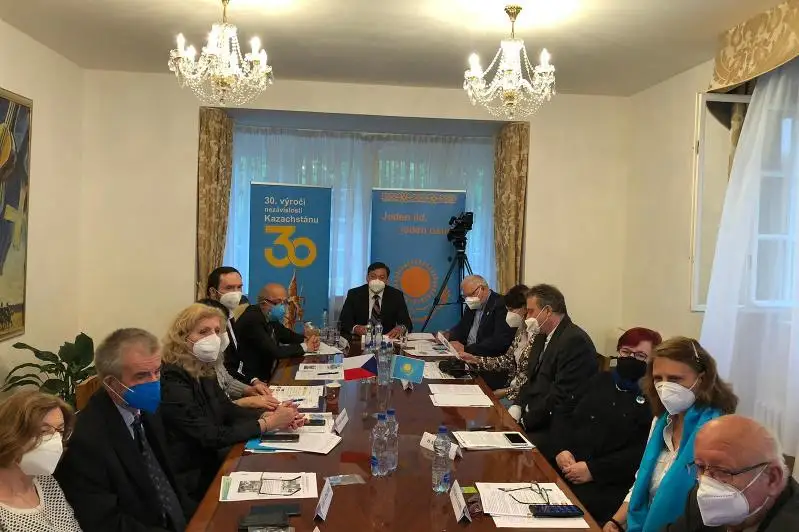 Pragada Qazaqstan halqy Assambeıasynyń jetistigine arnalǵan dóńgelek ústel ótti