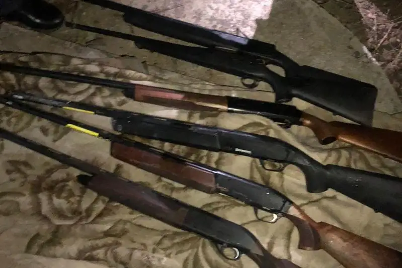 Транспортные полицейские задержали двух лиц за нападения на оружейные магазины Алматы