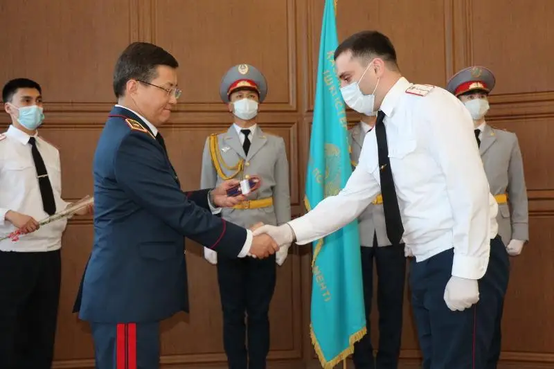 Двух участников ВОВ и 14 тружеников тыла с Днем Победы поздравили транспортные полицейские