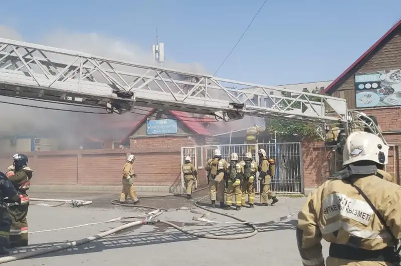 В Атырау горит ресторан