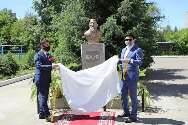 Óskemende Shákárim Qudaıberdiulynyń bıýsti ashyldy
