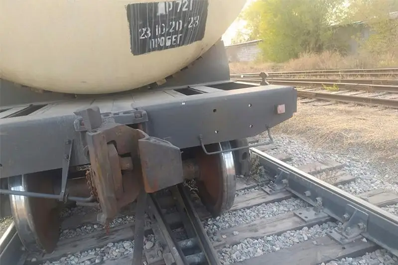 Цистерны с горючей жидкостью сошли с рельсов в Алматы