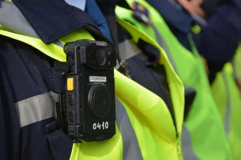 Пьяная женщина пыталась сброситься с моста в Каскелене