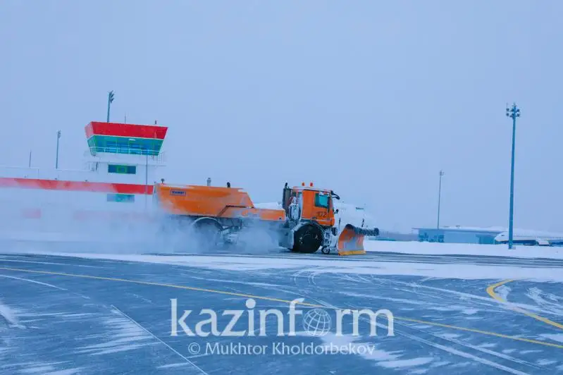 Elorda áýejaıy qalyń qardan qalaı tazartylyp jatyr