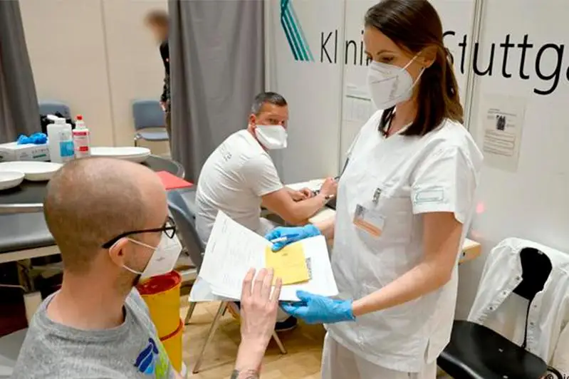 Более 50% жителей Германии полностью привились от коронавируса