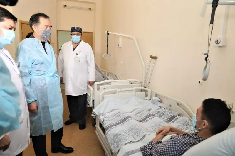 Аким Алматы навестил пострадавших во время беспорядков