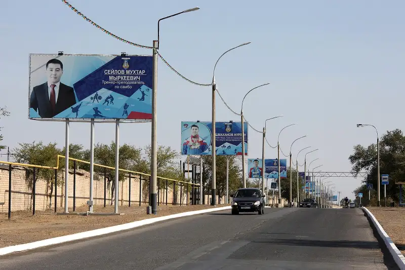 Портреты лучших спортсменов украсили улицы Байконура
