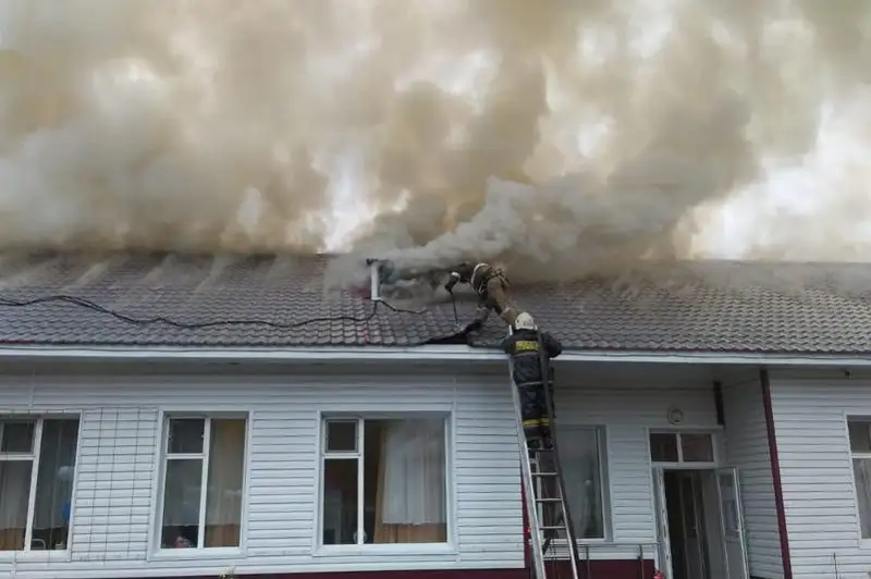 Более семи часов тушили пожар в доме престарелых в Костанайской области