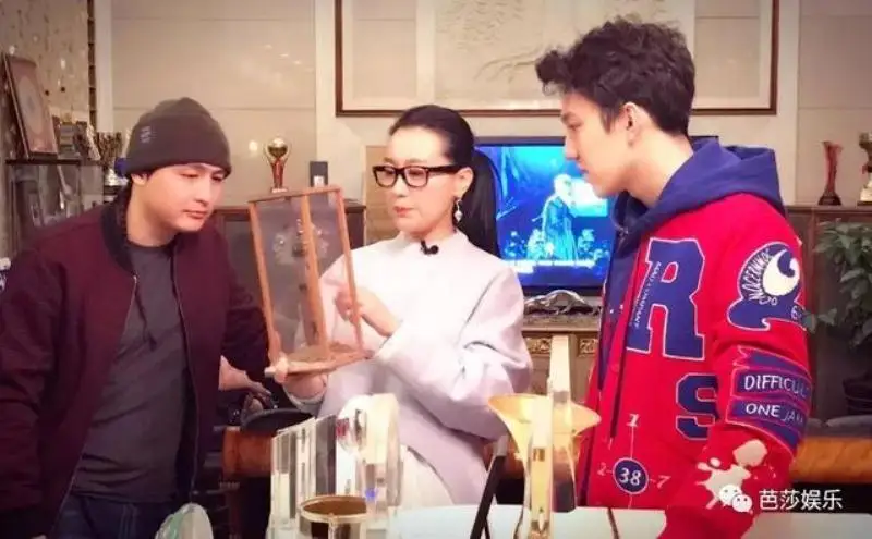 Қытайлық &laquo;қалыңдықтар&raquo; Димаштың сахнадан тыс өмірі жайлы видео жариялады