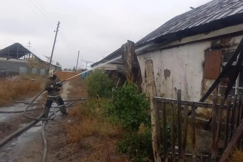 Газовый баллон вынесли спасатели из горевшего жилого дома в Семее