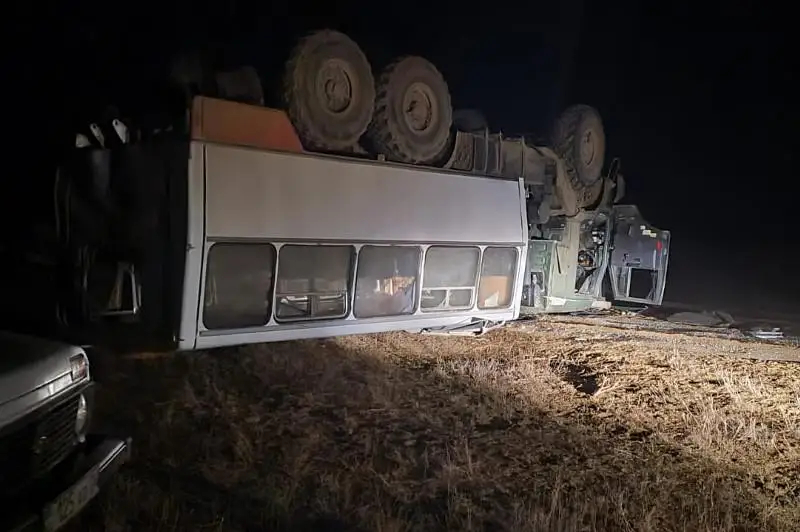 «КамАЗ» с вахтовиками перевернулся в Актюбинской области