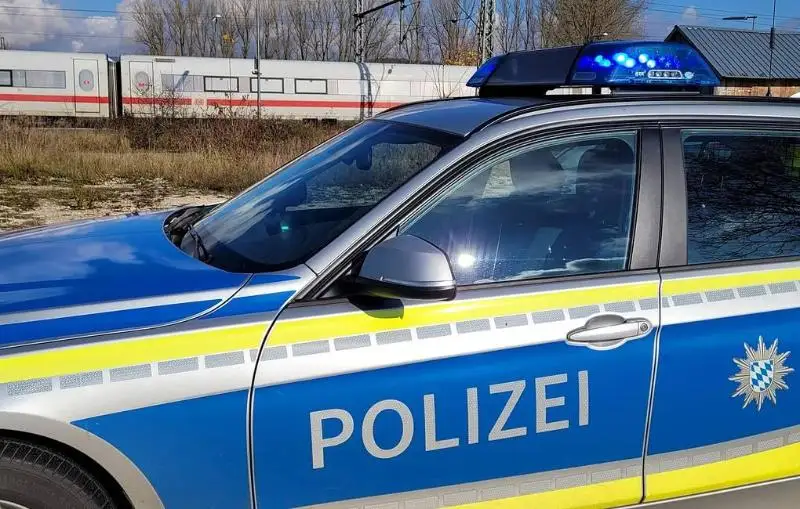 Germanııada belgisiz bireý poıyz jolaýshylaryn pyshaqtaǵan
