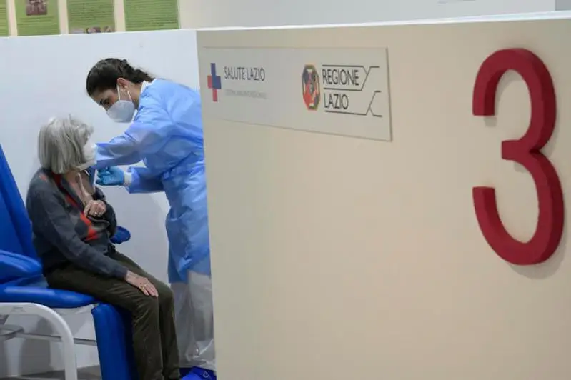 Italııada vaktsına almaǵandar úshin qatań shekteýler engiziledi