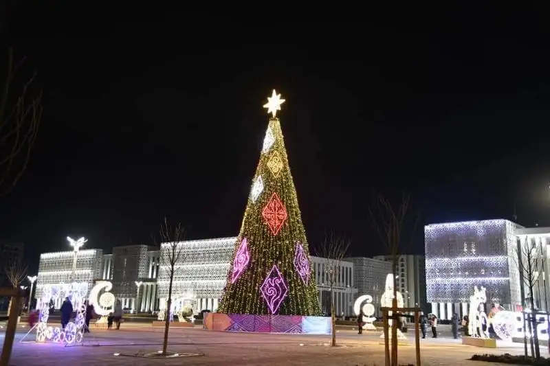 Главную елку зажгли в Туркестане