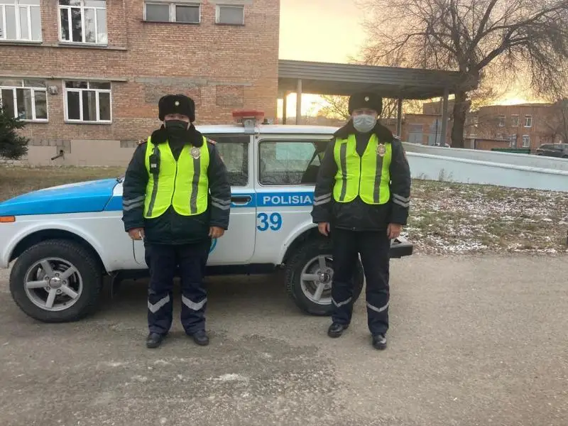 Óskemendik polıtseıler epılepsııamen aýyratyn qyzdyń ómirin saqtap qaldy