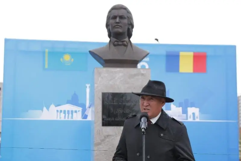 Бюст румынского поэта Михая Эминеску открыли в столице