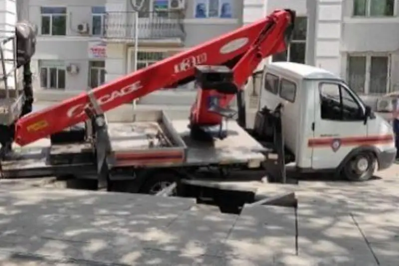 Автомобиль службы спасения провалился под землю в центре Алматы