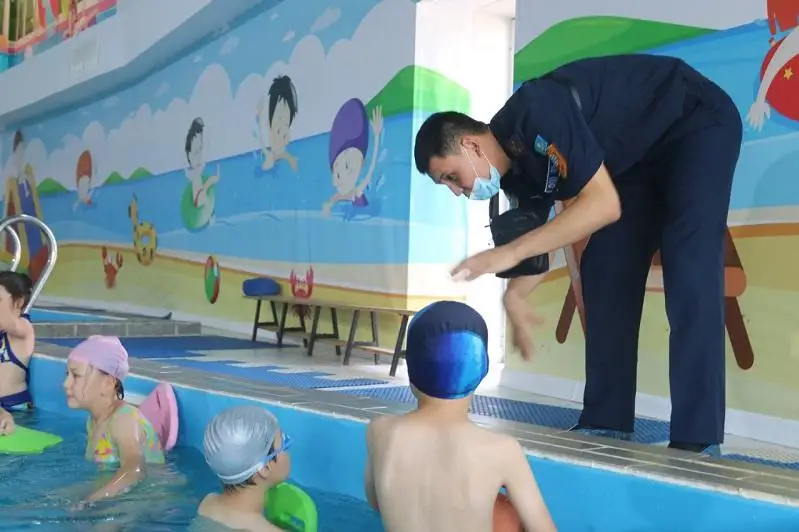 Детей из социально уязвимых семей бесплатно обучают плаванию в Атырау